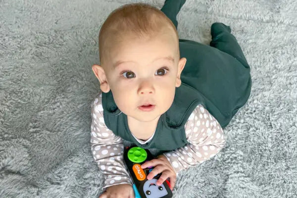 Nem fázik a kisgyerek karja ujjatlan hálózsákban?