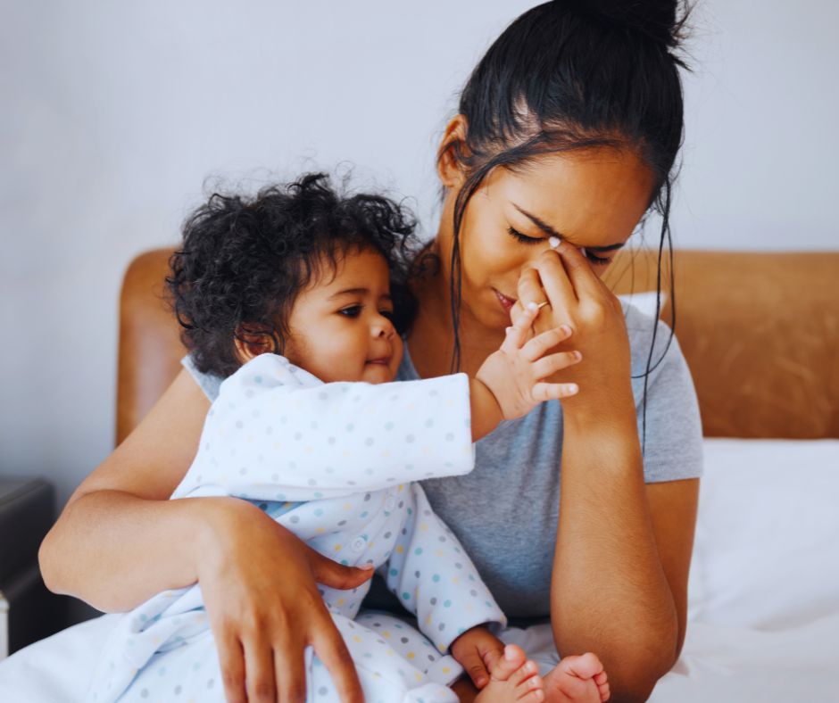 Anyuka nagyon fáradtnak érzi magát, közben kisgyermekét tartja a kezében