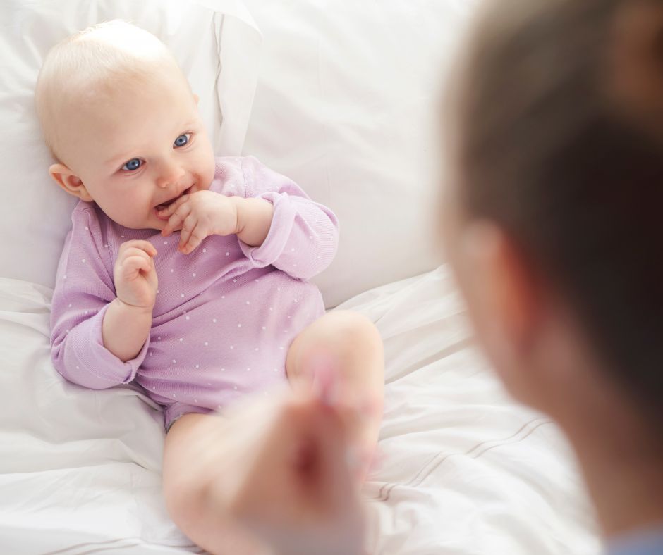 A kisbaba édesanyja szemébe néz