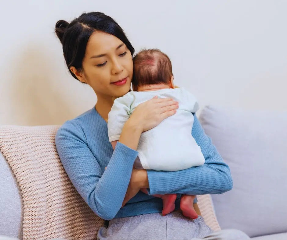 Anyuka büfizteti kisbabáját