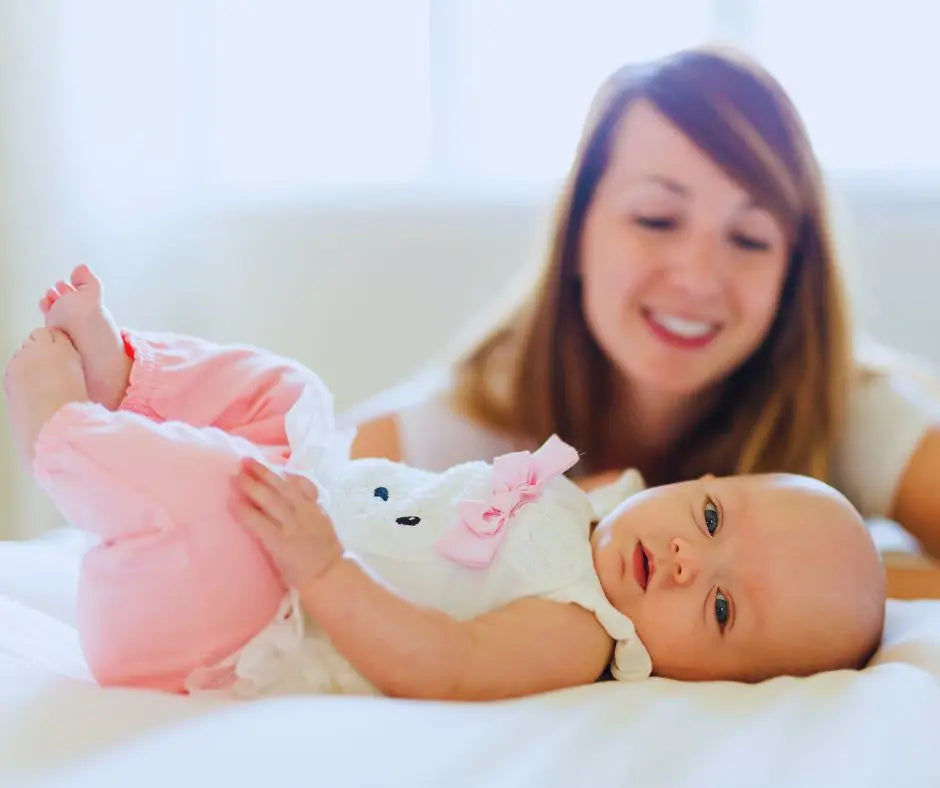 Baba háton fekve felhúzza térdeit