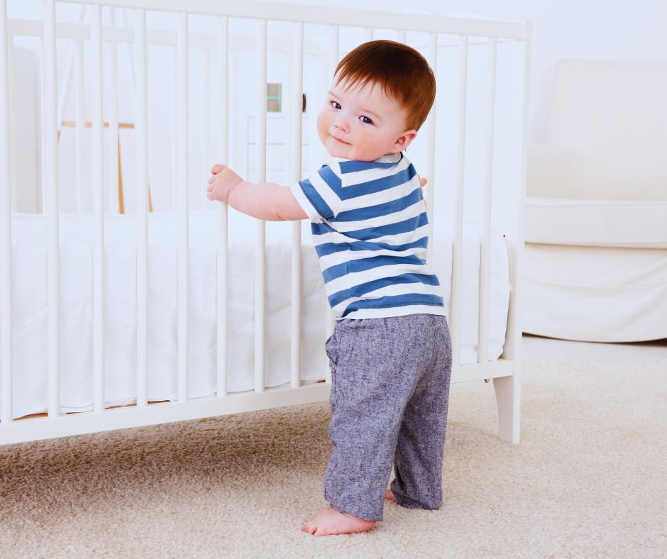 Baba a kiságyba kapaszkodva feláll