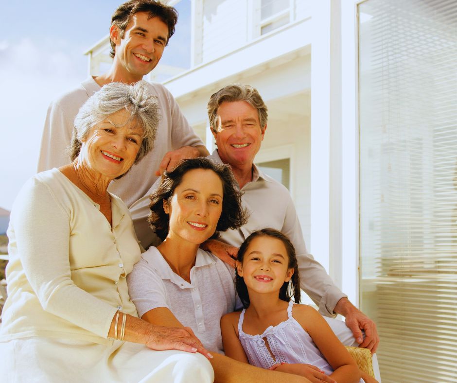 A képen egy három generációs család látható