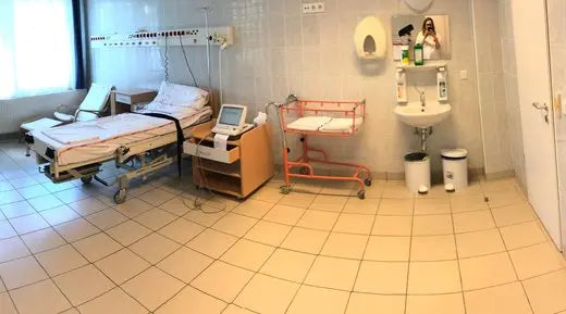 szülőszőba - ágy pelenkázó ,csövek,csap